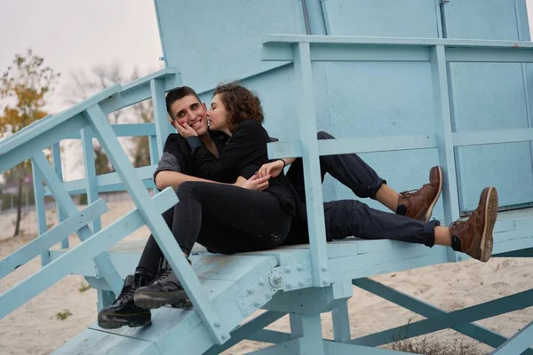 Ung Lycklig Par Kär Poserar — Stockfoto