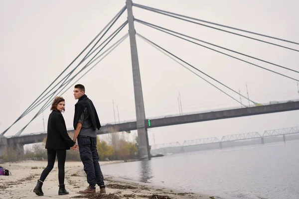 Pareja Joven Feliz Amor Posando — Foto de Stock