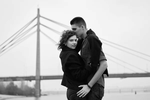 Ung Lycklig Par Kär Poserar — Stockfoto