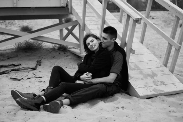 Mladý Šťastný Pár Lásce Pózování — Stock fotografie