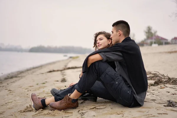 Young Happy Couple Love Posing — Stock Photo, Image
