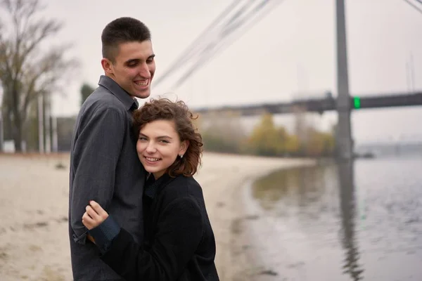 Pareja Joven Feliz Amor Posando —  Fotos de Stock