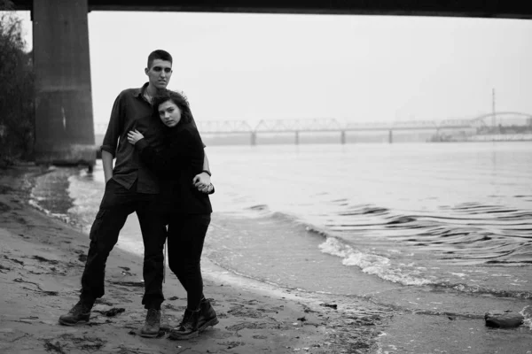 Jovem Casal Feliz Amor Posando — Fotografia de Stock