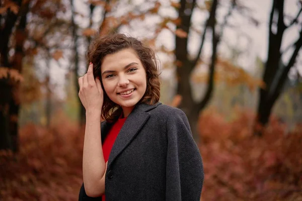 Mooie Jonge Vrouw Poseren Buiten — Stockfoto