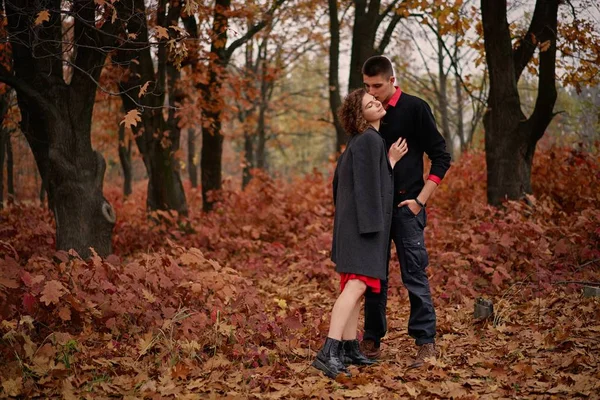 Jong Gelukkig Paar Verliefd Het Park — Stockfoto