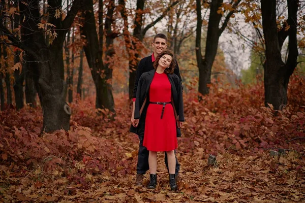 Pareja Joven Feliz Enamorada Parque —  Fotos de Stock