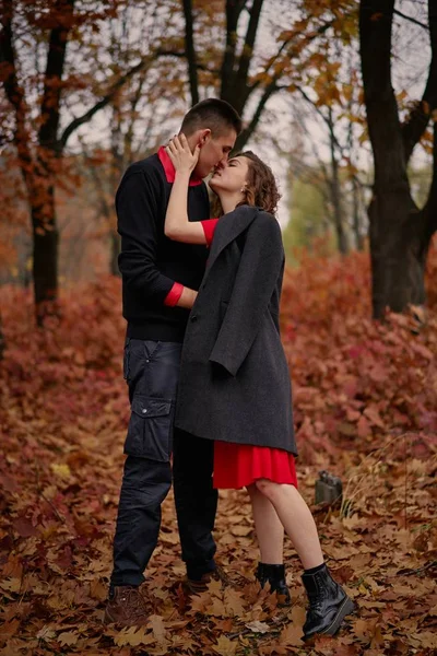 Jong Gelukkig Paar Verliefd Het Park — Stockfoto