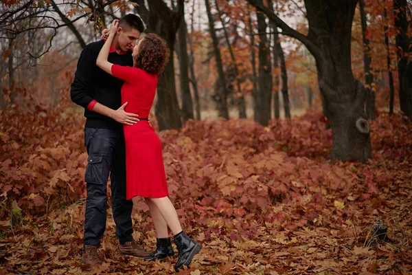 Pareja Joven Feliz Enamorada Parque —  Fotos de Stock