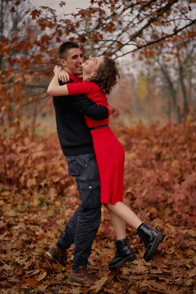 Jong Gelukkig Paar Verliefd Het Park — Stockfoto