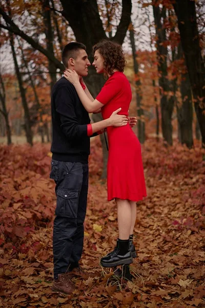 Jong Gelukkig Paar Verliefd Het Park — Stockfoto
