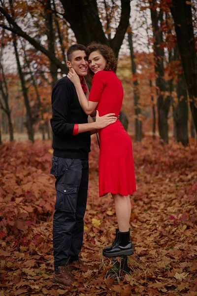 Pareja Joven Feliz Enamorada Parque —  Fotos de Stock