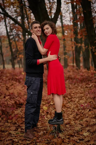 Jovem Casal Feliz Amor Parque — Fotografia de Stock