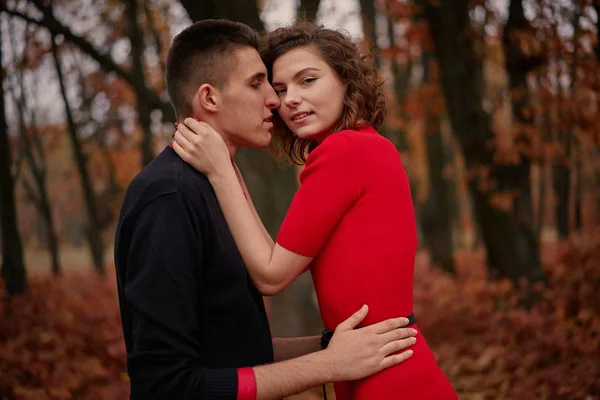 Pareja Joven Feliz Enamorada Parque —  Fotos de Stock