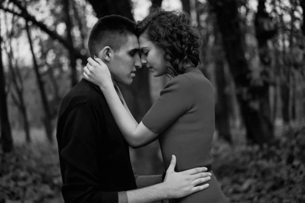 Pareja Joven Feliz Enamorada Parque —  Fotos de Stock