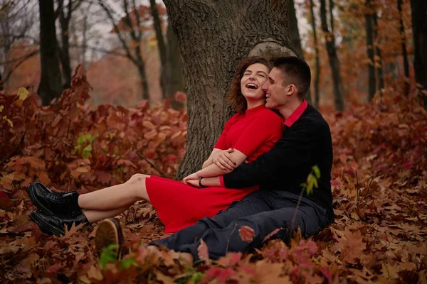 Giovane Coppia Felice Innamorata Nel Parco — Foto Stock