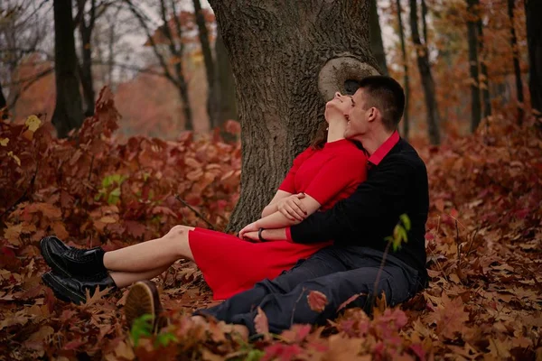 Mladý Šťastný Pár Lásce Parku — Stock fotografie