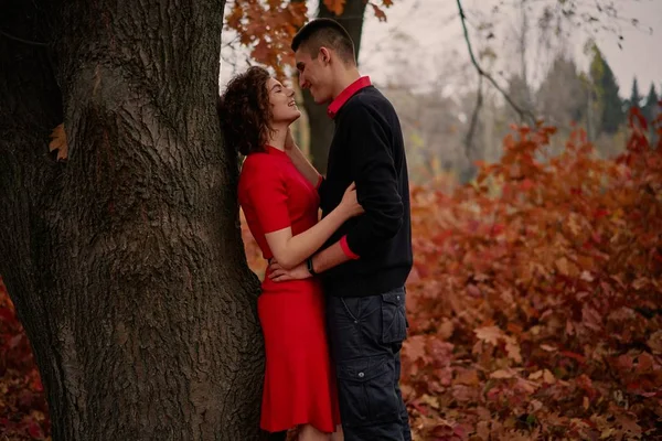 Jong Gelukkig Paar Verliefd Het Park — Stockfoto