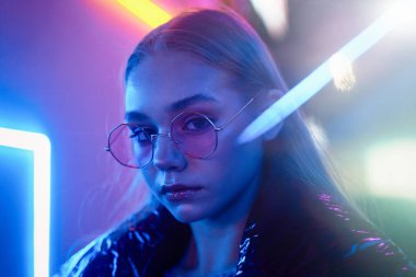 Moda gözlüklü muhteşem genç bir kadının moda portresi.  