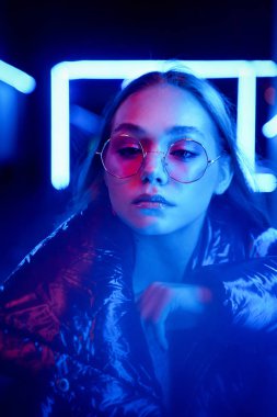 Moda gözlüklü muhteşem genç bir kadının moda portresi.  