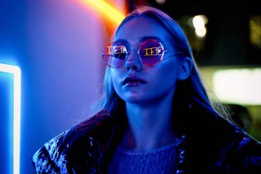 Moda gözlüklü muhteşem genç bir kadının moda portresi.  