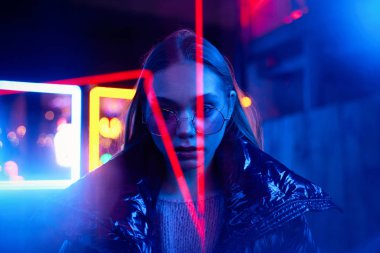 Moda gözlüklü muhteşem genç bir kadının moda portresi.  