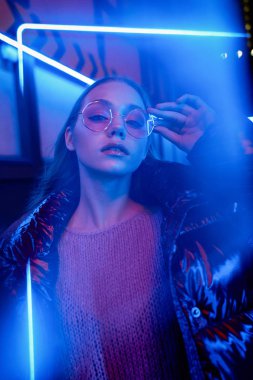 Moda gözlüklü muhteşem genç bir kadının moda portresi.  