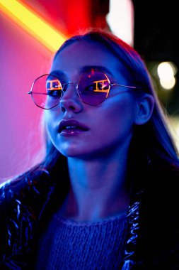 Moda gözlüklü muhteşem genç bir kadının moda portresi.  