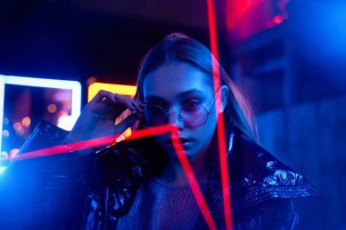 Moda gözlüklü muhteşem genç bir kadının moda portresi.  