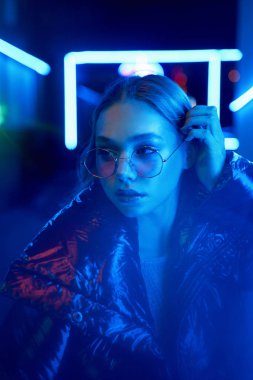 Moda gözlüklü muhteşem genç bir kadının moda portresi.  