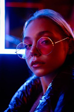 Moda gözlüklü muhteşem genç bir kadının moda portresi.  