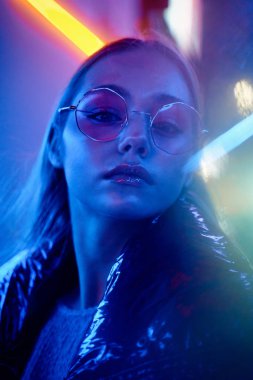 Moda gözlüklü muhteşem genç bir kadının moda portresi.  