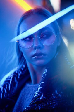 Moda gözlüklü muhteşem genç bir kadının moda portresi.  