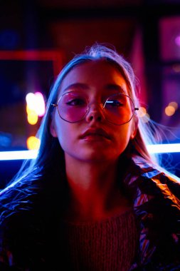 Moda gözlüklü muhteşem genç bir kadının moda portresi.  