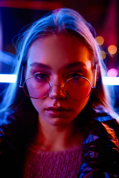 Moda gözlüklü muhteşem genç bir kadının moda portresi.  