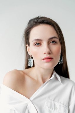 Stüdyodaki güzel genç bayanın moda portresi.