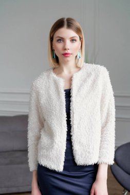 Stüdyodaki güzel genç bayanın moda portresi.