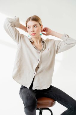 Stüdyodaki güzel genç bayanın moda portresi.