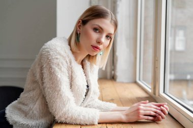 Stüdyodaki güzel genç bayanın moda portresi.