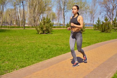 Spor kıyafetli genç bir fitness kadını.