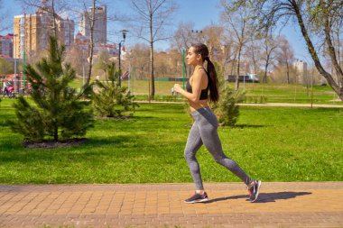 Spor kıyafetli genç bir fitness kadını.