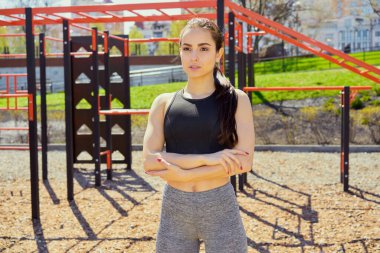 Dışarıda egzersiz yapan genç bir kadın.