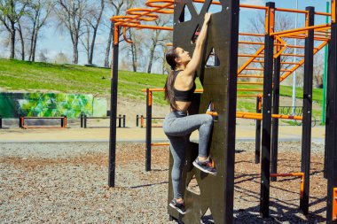 Dışarıda egzersiz yapan genç bir kadın.