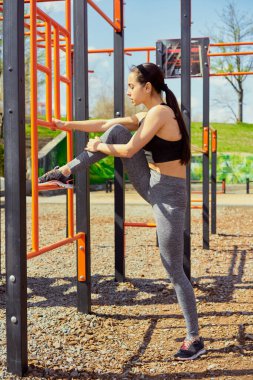 Dışarıda egzersiz yapan genç bir kadın.