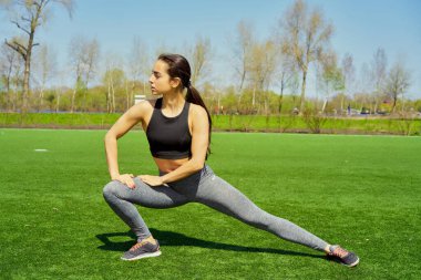 Dışarıda egzersiz yapan genç bir kadın.