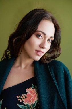 Harika genç model poz veriyor.