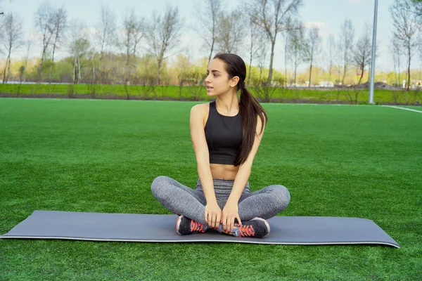 Jonge Vrouw Doet Yoga Oefeningen Buiten — Stockfoto