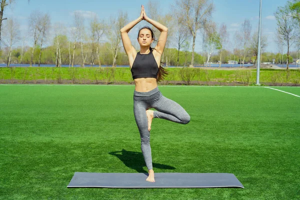 Junge Frau Macht Yoga Übungen Freien — Stockfoto