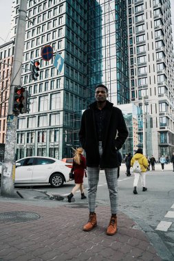 Genç, yakışıklı, Afro-Amerikan adam. 