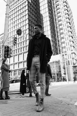 Genç, yakışıklı, Afro-Amerikan adam. 