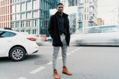 Genç, yakışıklı, Afro-Amerikan adam. 